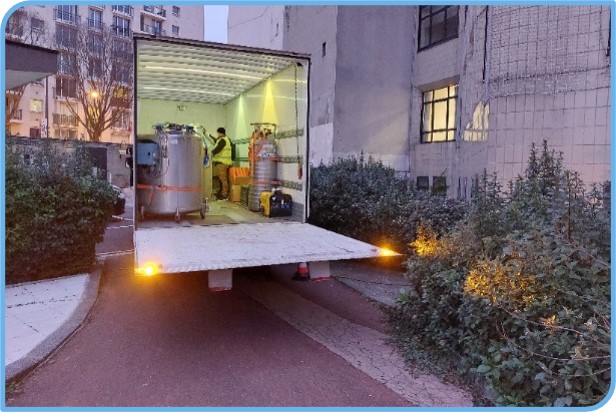 Camion transportant des cuves  d'échantillons biologiques