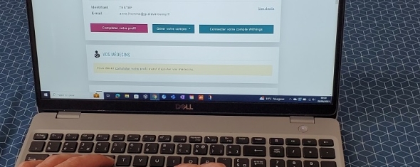Ordinateur connecté à la plateforme E3N-Générations